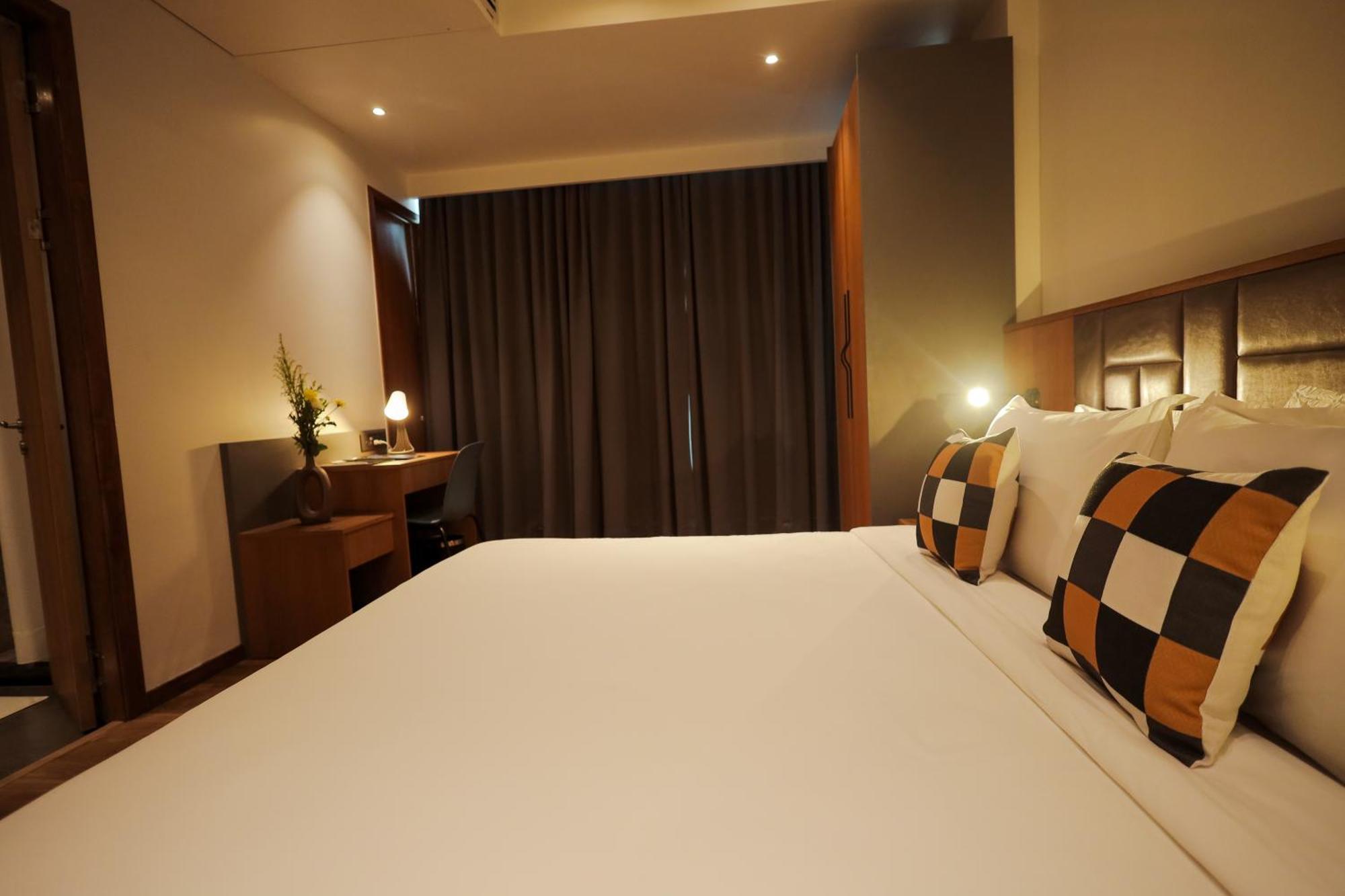 The World Surat Hotel Exterior photo